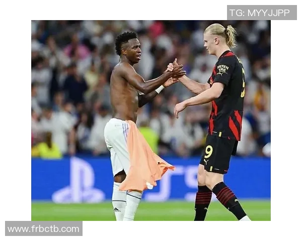 英国小男孩调皮捣蛋戏弄足球明星引发全场欢笑瞬间