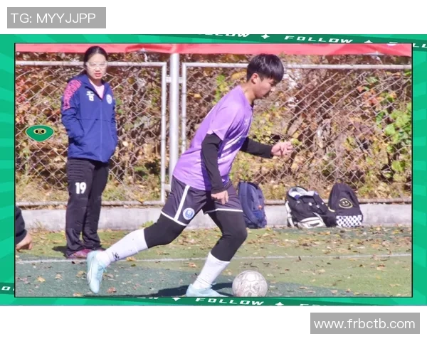 辫子飞扬的绿茵场上足球明星们的独特魅力与风采